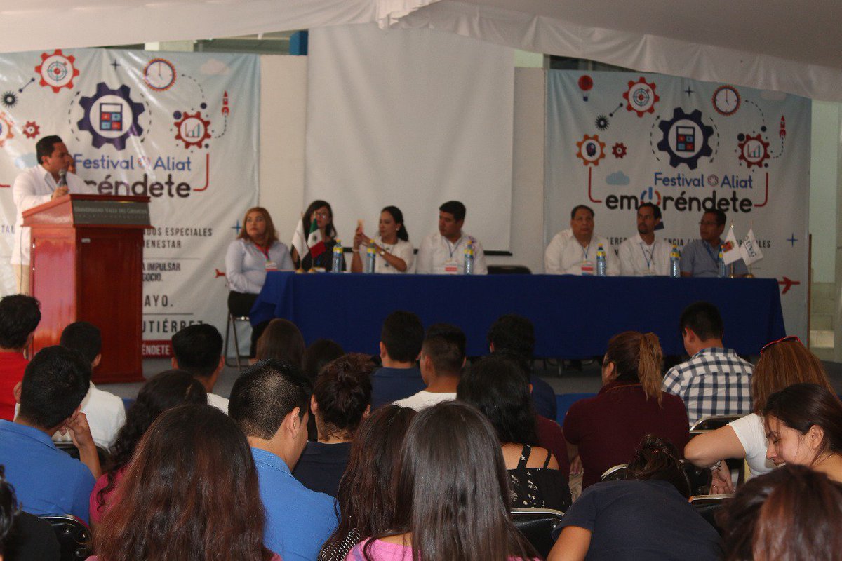 OscarGOchoa's tweet photo. Acompañé a la Mtra. Eva Rocío Rodríguez rectora de #UVG Campus Tuxtla a inauguración del Festival Empréndete 2018 ¡Enhorabuena! estos eventos fomentan #TalentoYCreatividad https://t.co/T0c8CreF6i