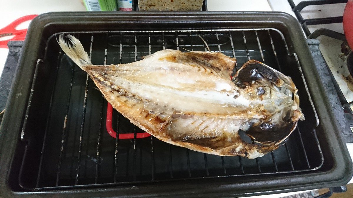 あじや ひもの炊き込みご飯 まずは干物を普通に焼きます 定番の真あじひものを焼いてます あじや ひもの炊き込みご飯 まずは干物を普通に焼きます 定番の真あじひものを焼いてます