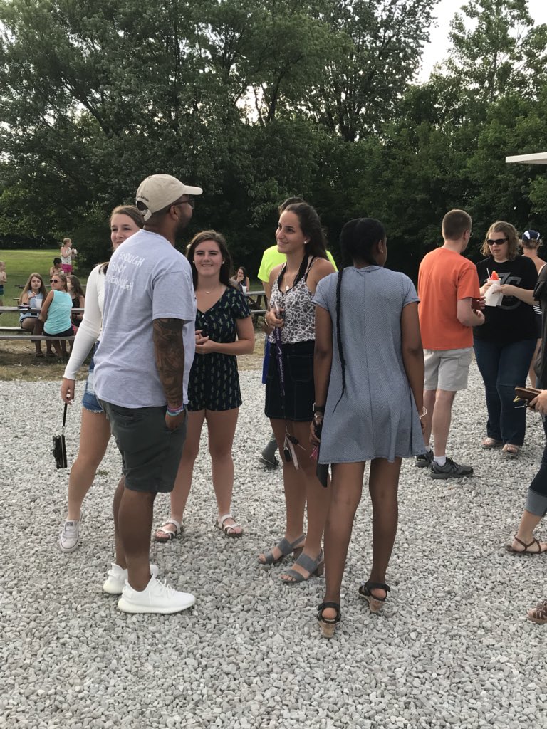 bhsdogs's tweet image. Lots of fun tonight at the @BburgTennis dinner. #1 Kara couldn’t be there because she had to work so they went to celebrate dessert with her. Thank you @brownsburgice #goingtostate #bulldogproud #tennisfamily @brownsburgice