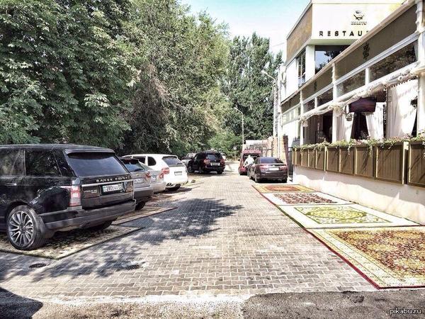 sovietvisuals's tweet image. Post-Soviet visual. Parking in front of "Zoloto" (Gold) restaurant in Almaty, Kazakhstan, 2014