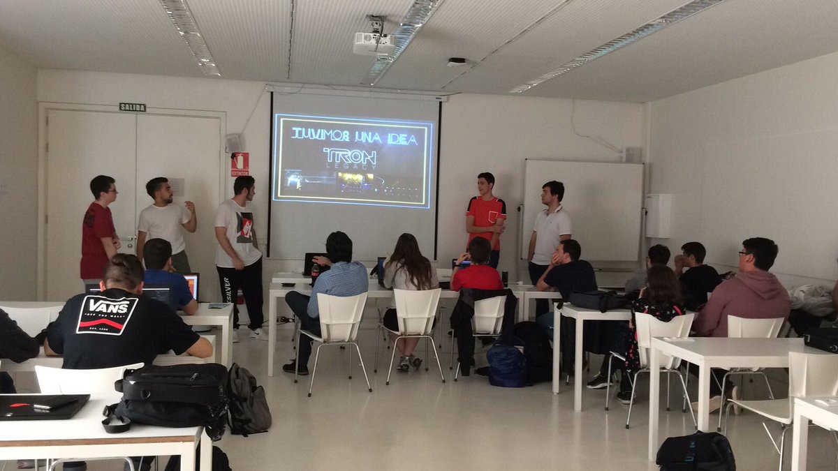 TecnologiaUSJ's tweet photo. Comienzan las presentaciones de los #videojuegos de los alumnos de #primero ¡Esto promete! #videojuegos #earte #neonrunner #beastscape https://t.co/tbFNRvS2xS