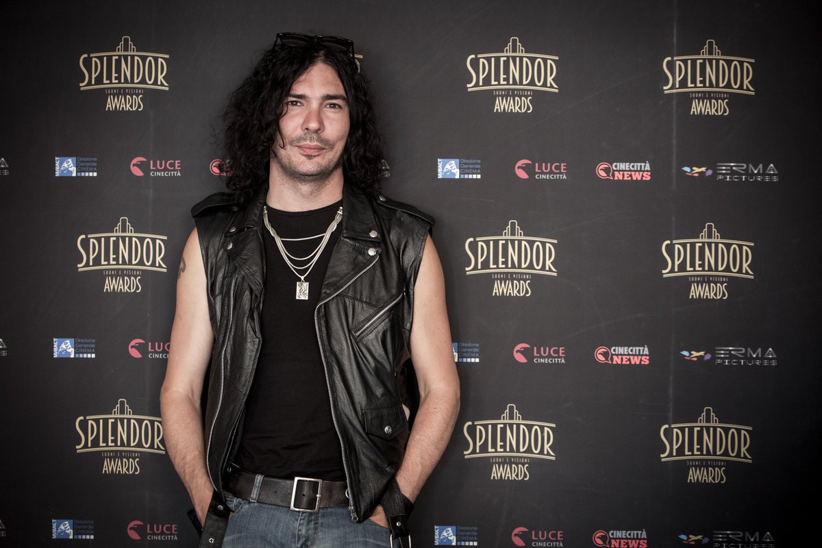 tv_Splendor's tweet photo. Gli #SplendorAwards sono una serata speciale, come speciali sono gli ospiti musicali che hanno ritirato il premio: @AbaOff, #Gazzelle e i @thezencircus.
Siamo felici di averli avuti ancora con noi e avere partecipato ancora una volta ai loro suoni e alle loro visioni. https://t.co/xkxdwaocah