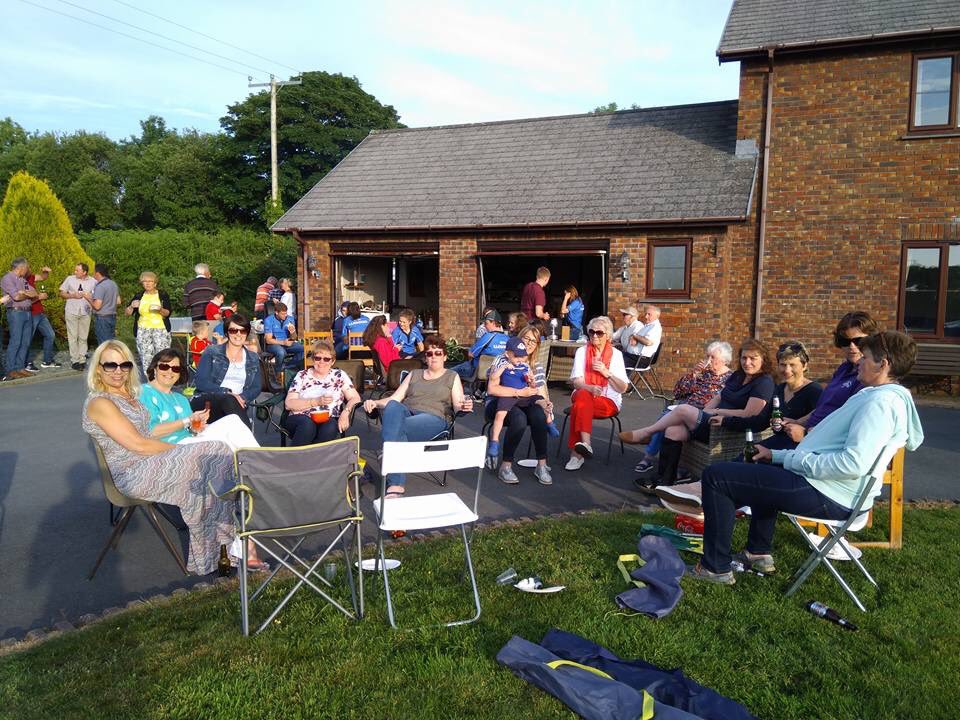 Barbeciw a gêm fach o rownderi i ddiweddu penwythnos o ddathlu. Well mynd i ati i drefnu'r Rali nawr!