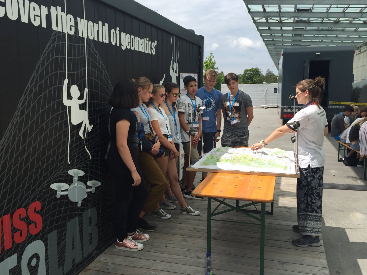 ibelep's tweet photo. Die Schülerinnen und Schüler am #GEOSchoolDay mit Übungen vom #SwissGeoLab anlässlich der #GEOSummit https://t.co/ZqtblJHhRl