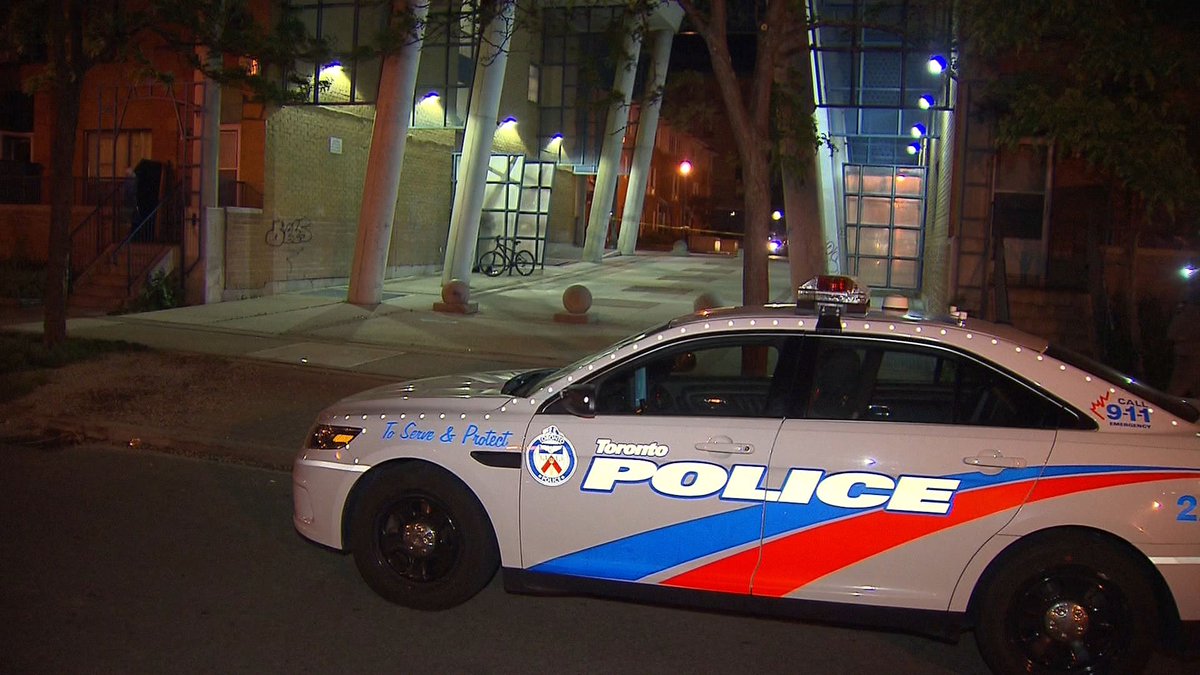 Man dies after found shot at residential building in Etobicoke ow.ly/frMO30kmvMp https://t.co/J9EV1pJYeI