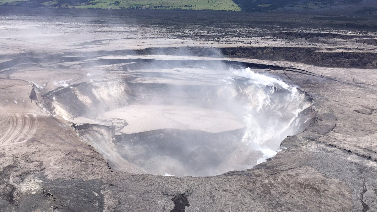 USGSVolcanoes's tweet photo. Dramatic change at #Halemaumau #Crater since the lava lake began draining a month ago. Latest update: F8 still going, two ocean entries w/ new lava delta extending 0.8 mi from previous shore in #Kapoho Bay. :( https://t.co/7sDZqcx8dU #KilaueaEruption #KilaueaErupts #Kilauea https://t.co/pjYbb8NMha