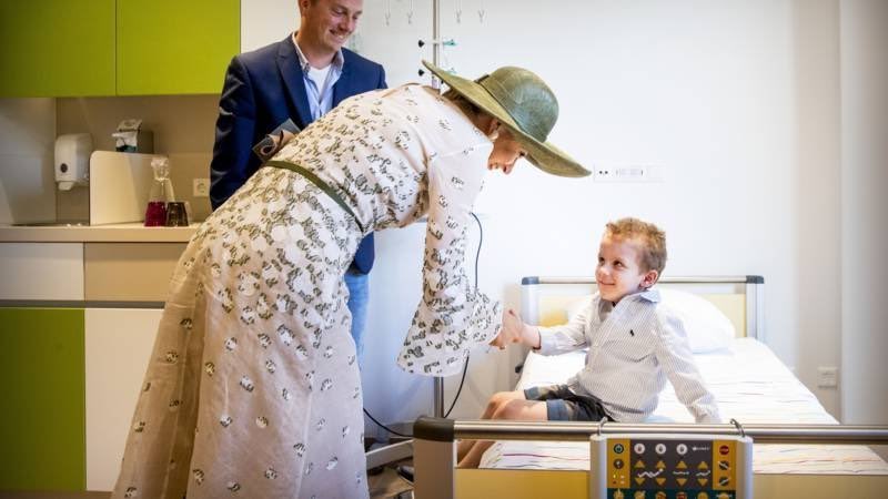 Het prinses Maxima Centrum is geopend. Een nieuw ziekenhuis voor kinderen met kanker. Doel: door goede zorg en vooral onderzoek meer kinderen te kunnen genezen van kanker. Wij dragen bij door geld op te halen en te zwemmen op 16 september. Doe mee en schrijf je in #STFC055
