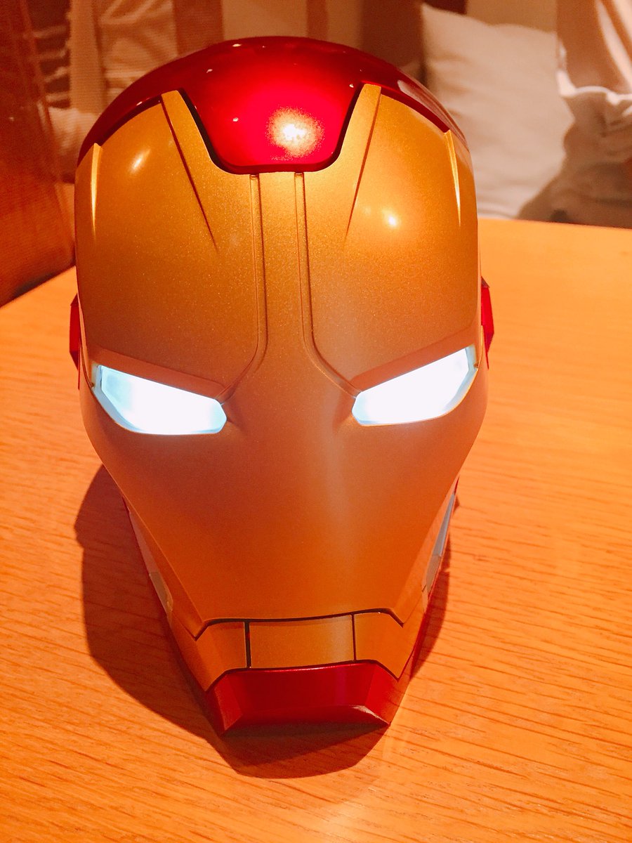 マリマリ 痩せなくちゃいけない 香港ディズニーのお土産もらいました 見て スタークさんのお顔あいて お菓子でてくるの しかも目が光る すごすぎ ありがとう Marvel マーベル アイアンマン Ironman