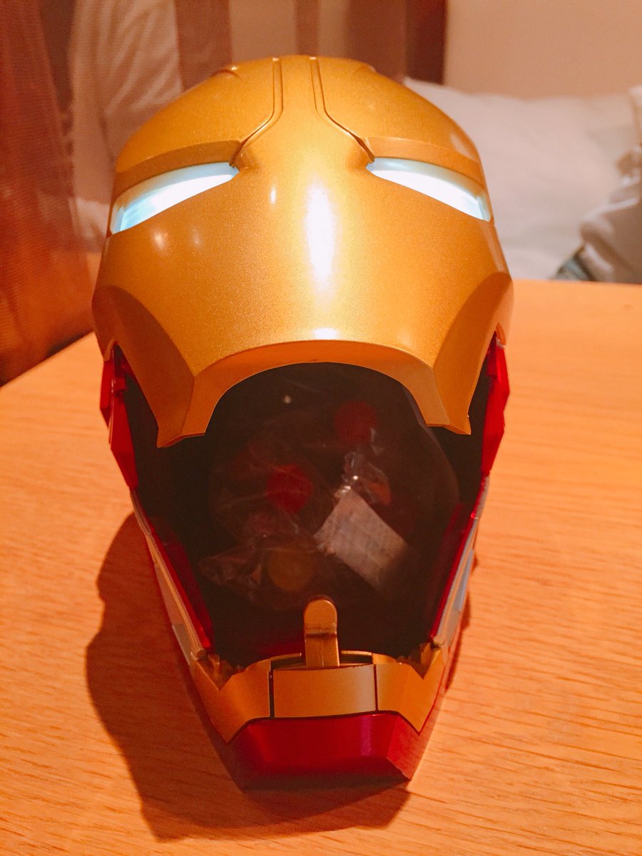 マリマリ 痩せなくちゃいけない 香港ディズニーのお土産もらいました 見て スタークさんのお顔あいて お菓子でてくるの しかも目が光る すごすぎ ありがとう Marvel マーベル アイアンマン Ironman