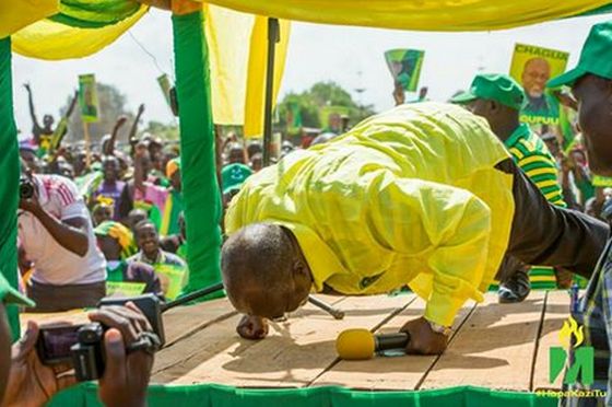 MakomboreroH's tweet photo. #FitLeadership!
Pic 1: Zimbabwe incoming president @nelsonchamisa doing pressups
Pic 2: Former Amarica president @BarackObama doing pressups
Pic 3: Tanzanian president @MagufuliJP doing pressups https://t.co/AOOQZEe6NN