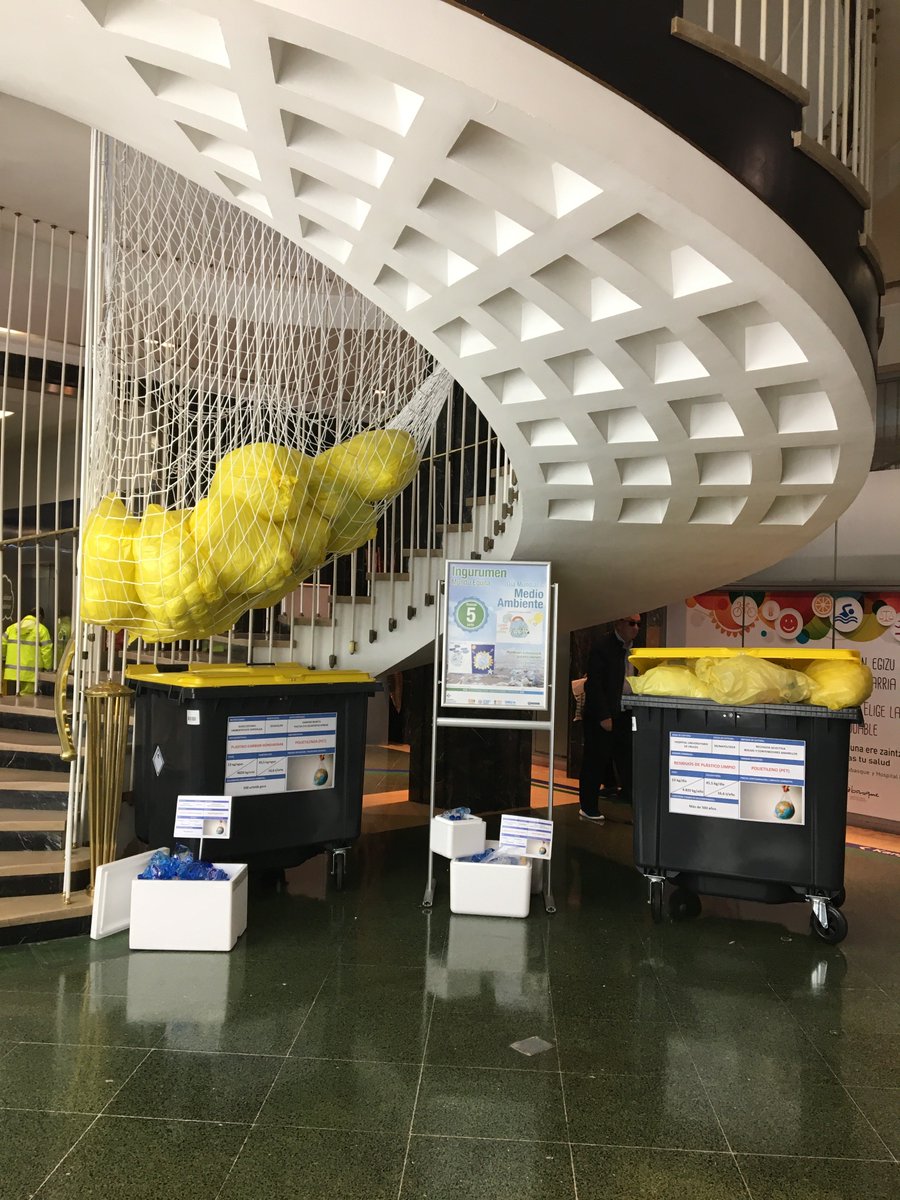 🌏Una instalación expuesta en el Hospital representa el consumo diario de plásticos que realizamos: 13 kg./día. @GurutzetakoOsp se compromete a reducir la generación de plásticos en la Organización y pone en marcha un Plan de Reducción de Plástico #sincontaminacionporplasticos