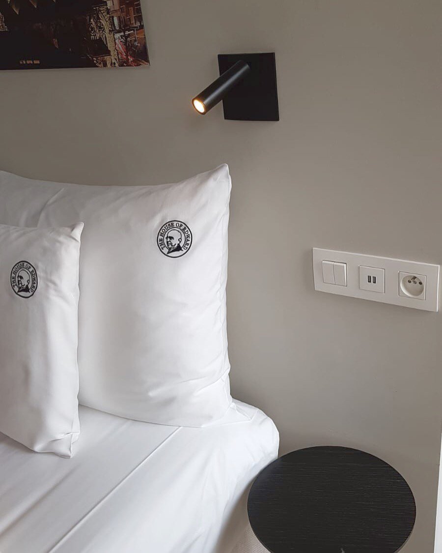 heirloom_ddl's tweet photo. This is the example of hassle free vacation home. No need for adaptors to charge your phone, two (2) USB portal on each side of the bed. How #awesome is that? @houseofedward_ 👍🏻 
Contact us to book:
☎️ +32 477 78 64 60
📧 stay@heirloom.be
🌐 https://t.co/ve2rBfLgMx
#VisitGent https://t.co/JXTFHvbQqg