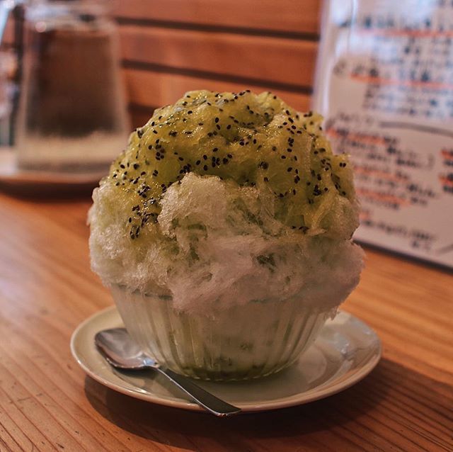 .
そろそろ関東も梅雨入りかな？
.
荻窪ねいろ屋で小林果樹園さんのキウイを使った「香緑キウイ」のこおりをいただきました。甘さと酸味がいい感じ！
.
湿度や気温のせいか、最近あまりよく眠れなくて朝起きられないので、布団変えたりアプリ入れたり快眠できるように試行錯誤中。
