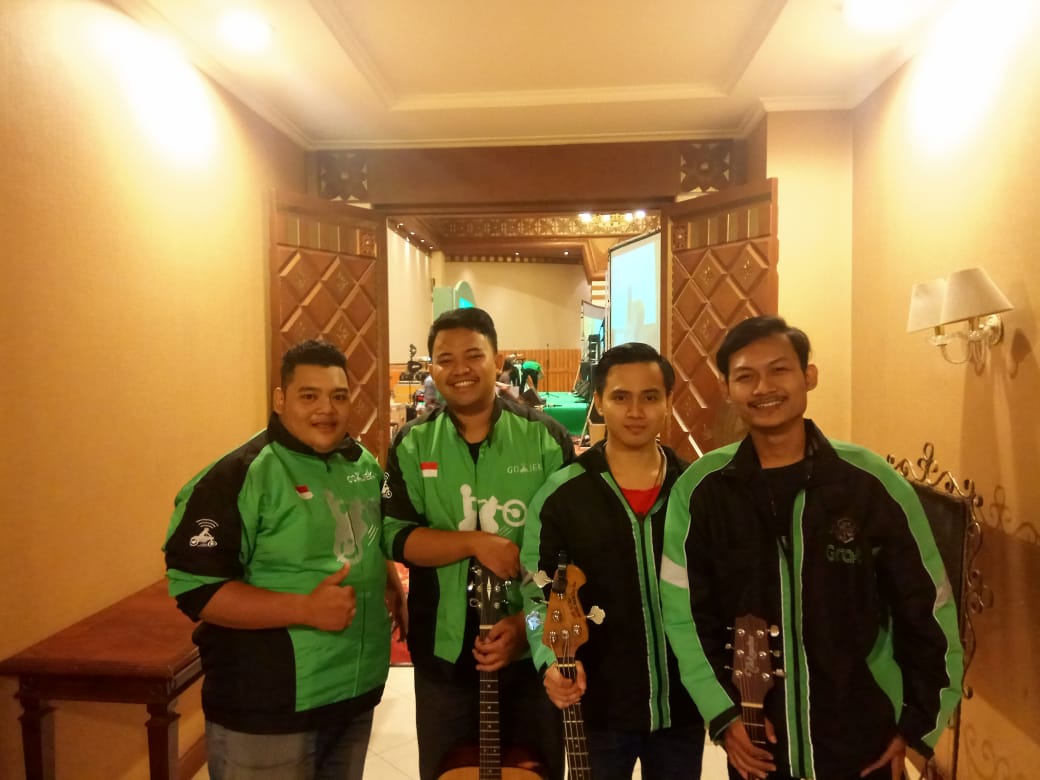 gengojol's tweet photo. Kebersamaan kita di acara perayaan &amp; syukuran ulang tahun Grab Indonesia kemarin nih, gengs. Terima kasih @GrabID utk kesempatannya. Dan terima kasih juga teman-teman yang sudah menyanyi bersama kami. 🙏 https://t.co/fYU9rpZX5V