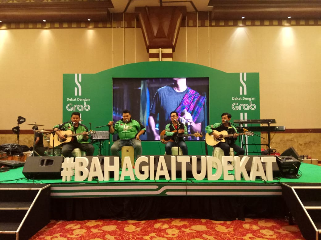 gengojol's tweet photo. Kebersamaan kita di acara perayaan &amp; syukuran ulang tahun Grab Indonesia kemarin nih, gengs. Terima kasih @GrabID utk kesempatannya. Dan terima kasih juga teman-teman yang sudah menyanyi bersama kami. 🙏 https://t.co/fYU9rpZX5V