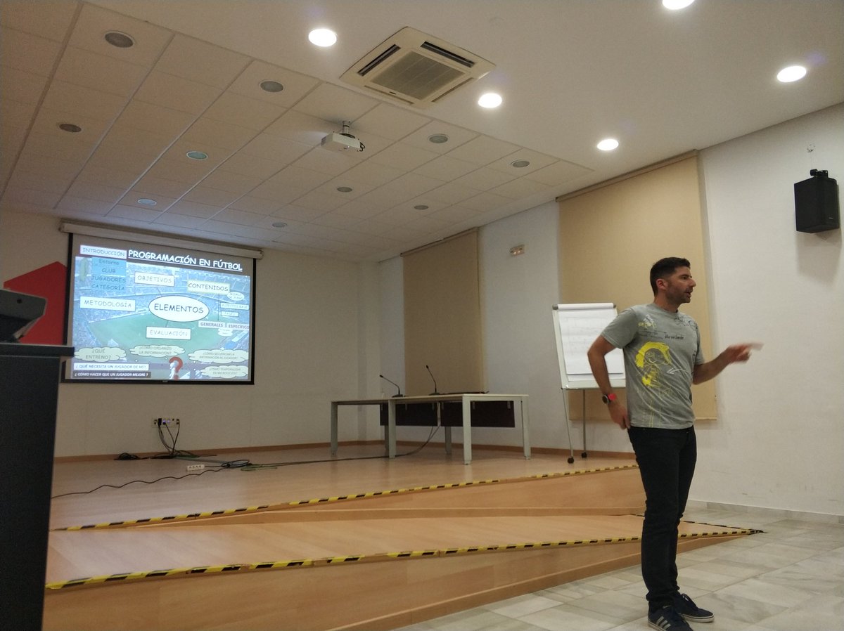 fjmm9's tweet photo. Programar, y planificar en fútbol.
Gran clase ayer la de @ajesusgalvez 👏👏, en @CEDIFA_Malaga.  Muchas gracias por todo lo aportado. https://t.co/ZzWRwaB4Q4