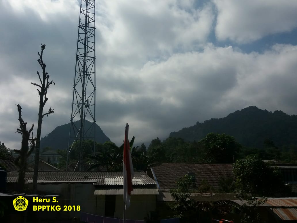 Visual Merapi Via PGM.Kaliurang pukul 13.24 Rabu, 06 Juni 2018 Merapi nampak berkabut/Foto - twitter/bptkg