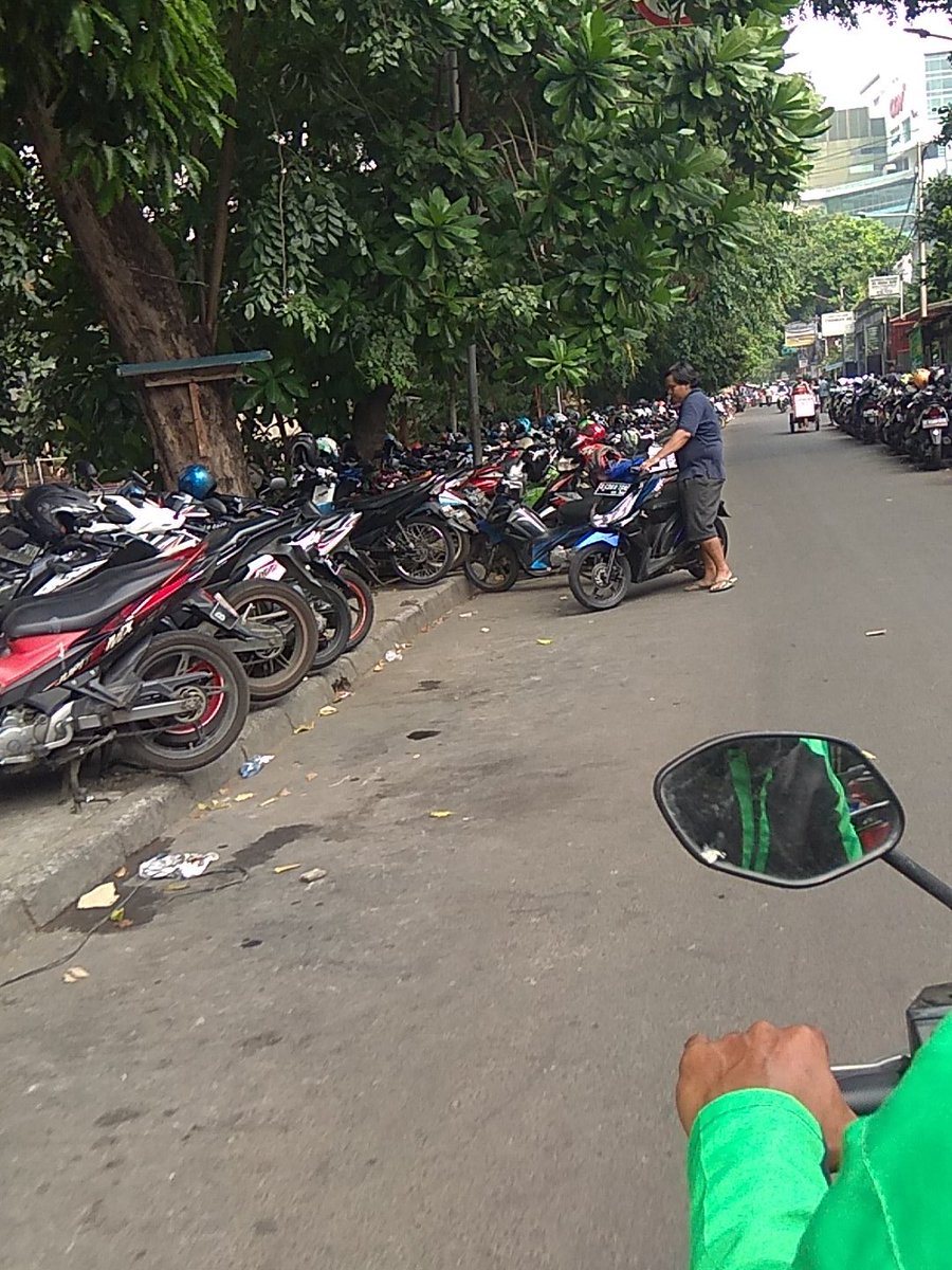 berantaspreman's tweet photo. Pak @aniesbaswedan @SuaraAnies @sandiuno @SaberPungliRI  Mohon di tertibkan parkir liar + pungli yg dikelola preman n oknum dishub + polisi camat lurah rt rw lokasi di belakan plaza indonesia https://t.co/XmV3mM0cvG