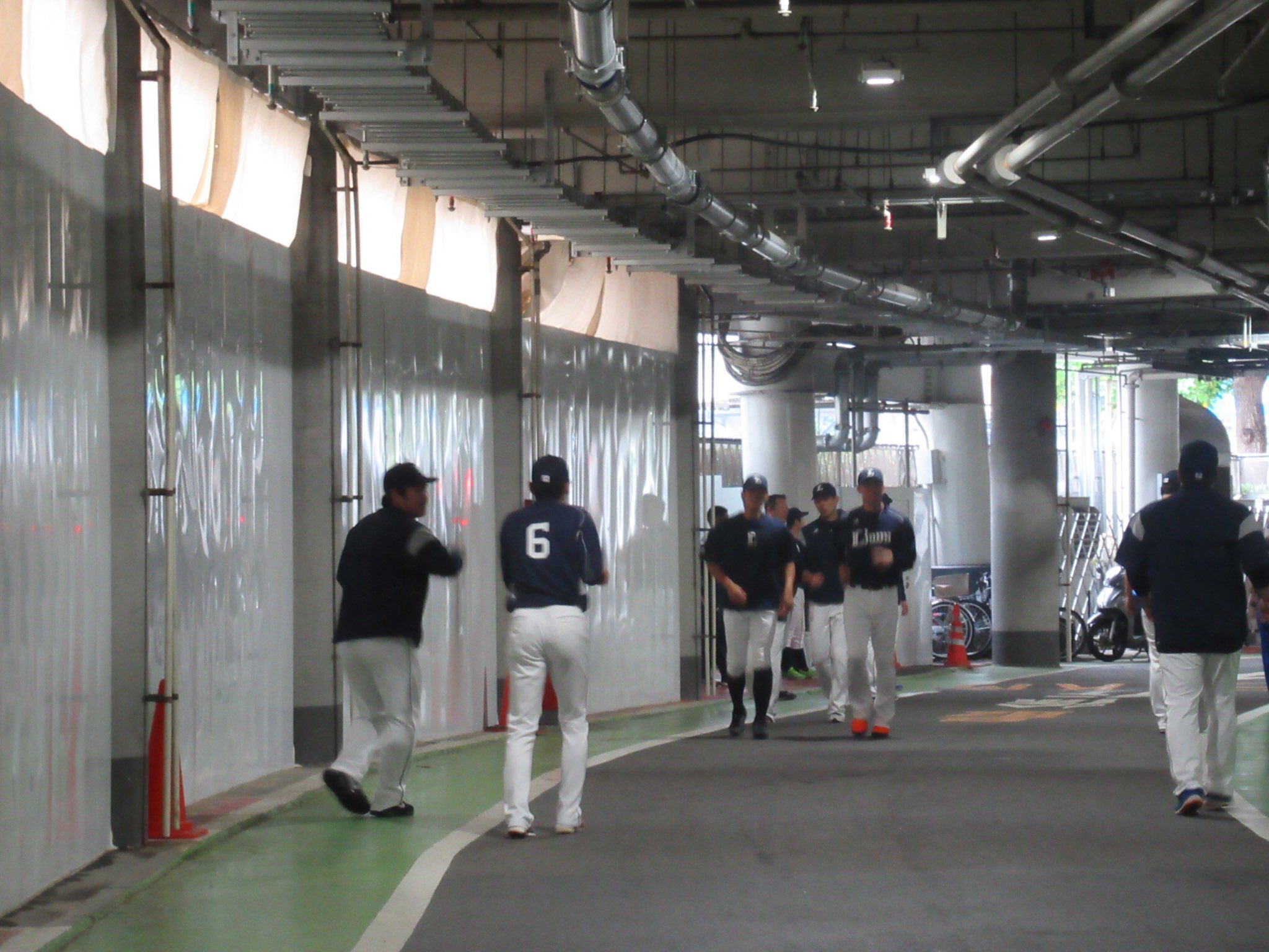 サンデーライオンズ 横浜スタジアム 18 00からベイスターズ戦です 雨が降り続いています 選手たちは駐車場の広いスペースを使ってウォーミングアップ中 Seibulions Nack5 野球795 T Co Bfs9orejje Twitter