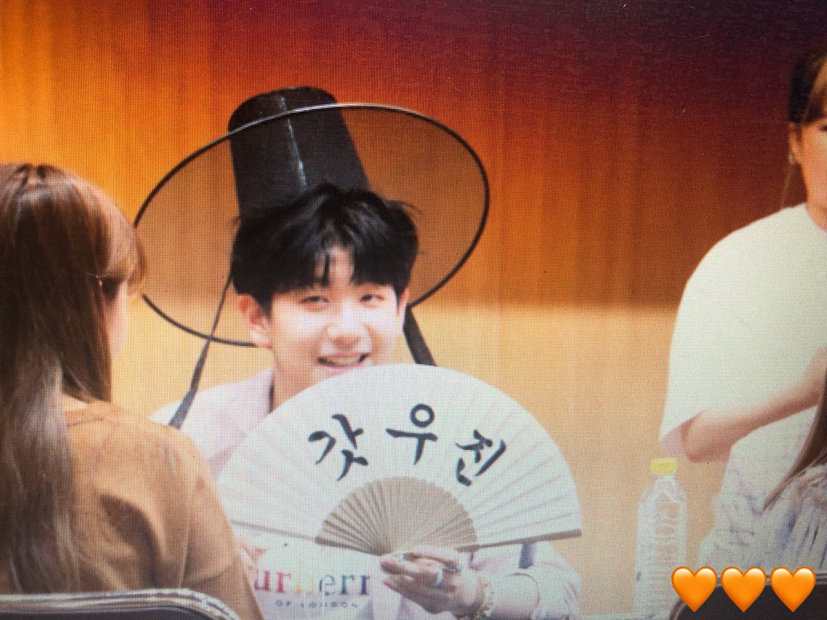 __LightEast's tweet photo. 180602 여의도 팬사인회 프리뷰 #이우진 https://t.co/UIpQjYS8Vx