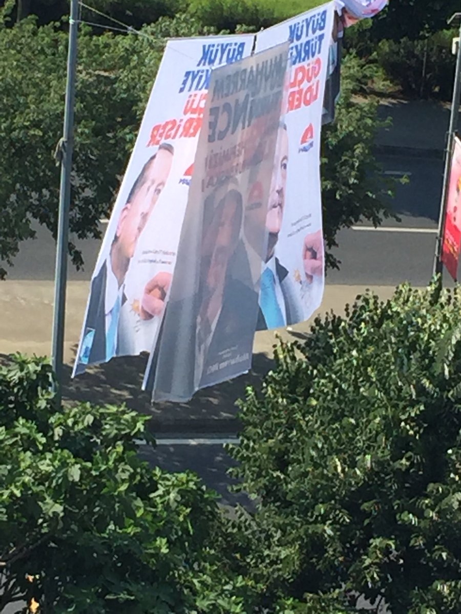 Akp öncesi centilmenlik kuralları vardı. Bir afişin üzeri kapatılmazdı. Şimdi 1 e 3 kapatıyor akp.  Adalet yok, kalkınma yok, pislik her yerde