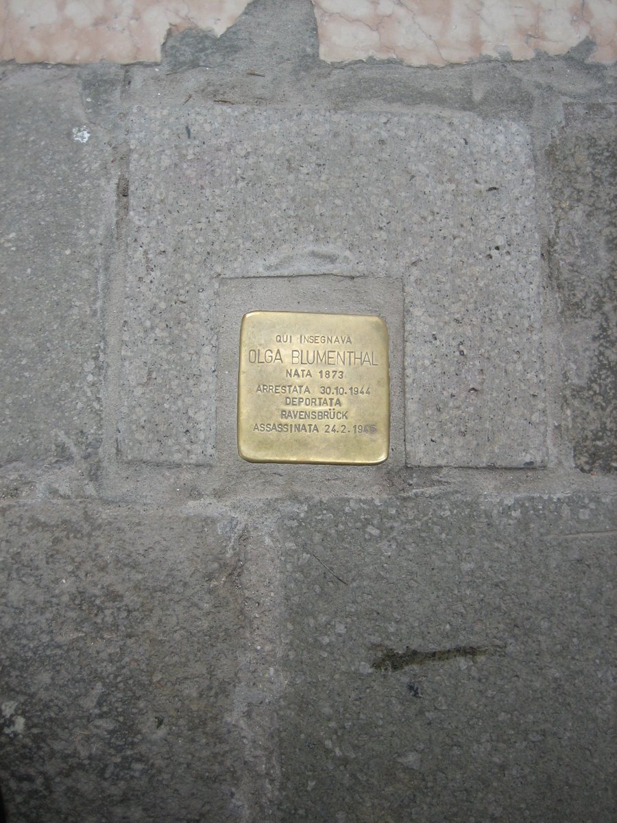 odlanir's tweet image. At the front door of the Venice University Ca'Foscari : " Here teached Olga Blumental born 1873 arrested 30 ocotber 1944 deported to Ravensbrük murdered 24 february 1945 " . #Without_memory_history_repeats_itself.
