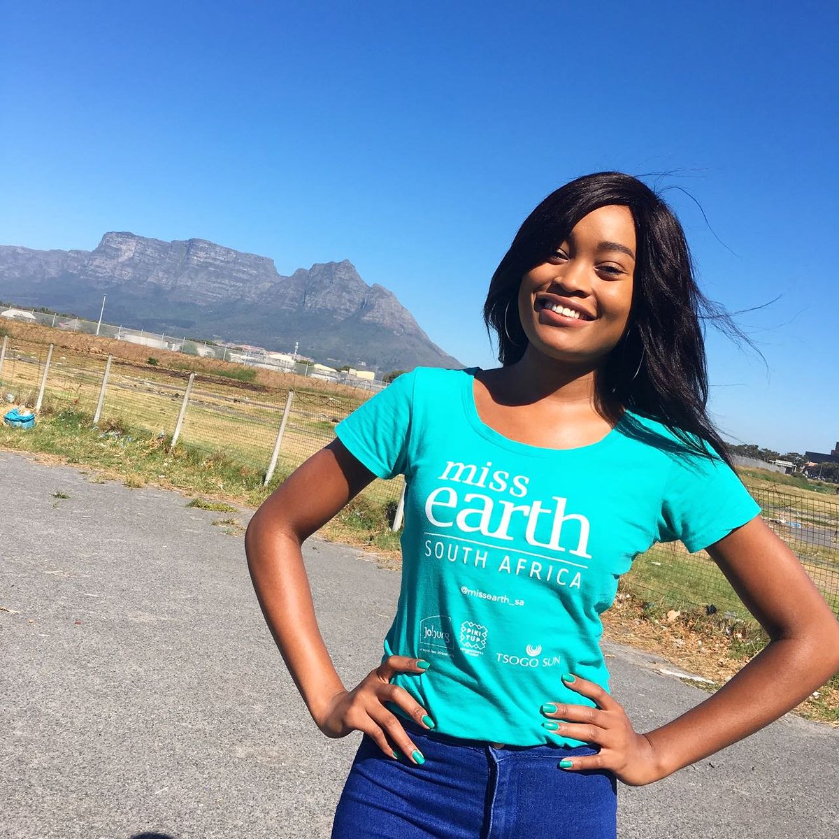 There's always a reason to smile, even though you may have mountains on you shoulders😁