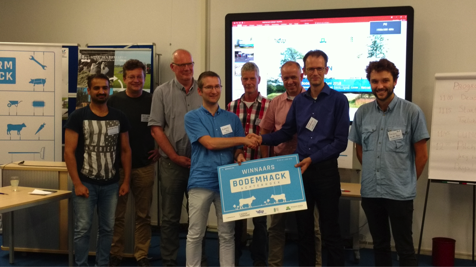 FarmHackNL's tweet photo. Op 31 mei en 1 juni deden 30 data scientists een deep-dive in bergen complexe bodem &amp; water data op proefboerderij #DeMarke van de @wur. De resultaten! https://t.co/usLY6WKFQa /c @provgelderland @wurcgi @Vitens https://t.co/BbvI0uoBUq