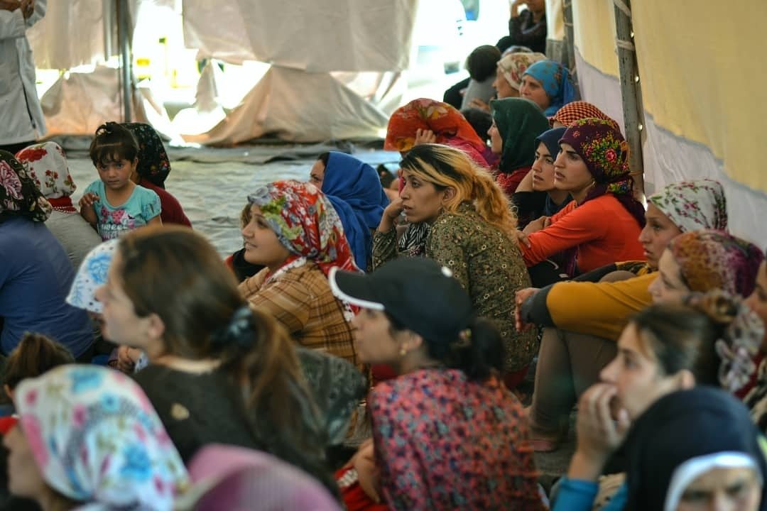 max_f_diana's tweet photo. 05/06, UNFPA mission to #Afrin #IDP's in #TalRefaat area. Partners providing #EndGBV session + services & distribution of #PLW kits. 500 families, mostly women-headed found refuge here.
@sarc_aleppo distributing kits & #MSJM #ReproductiveHealth #GBV services
@unfpasyria @unfpa https://t.co/sy7CW0dDhb