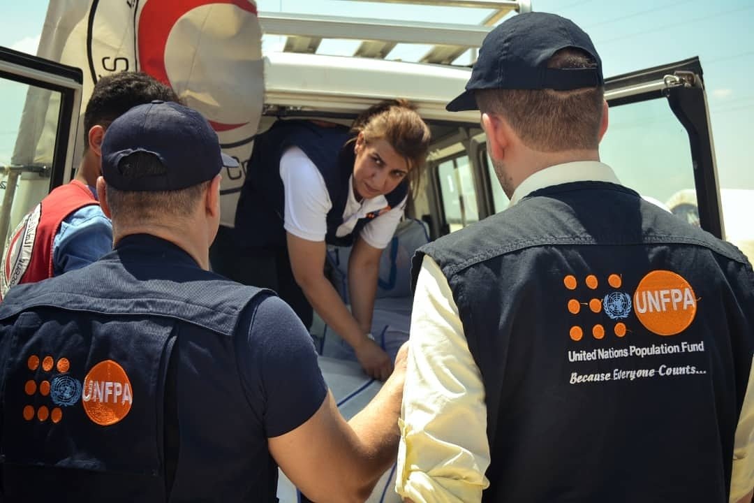 max_f_diana's tweet photo. 05/06, UNFPA mission to #Afrin #IDP's in #TalRefaat area. Partners providing #EndGBV session + services & distribution of #PLW kits. 500 families, mostly women-headed found refuge here.
@sarc_aleppo distributing kits & #MSJM #ReproductiveHealth #GBV services
@unfpasyria @unfpa https://t.co/sy7CW0dDhb