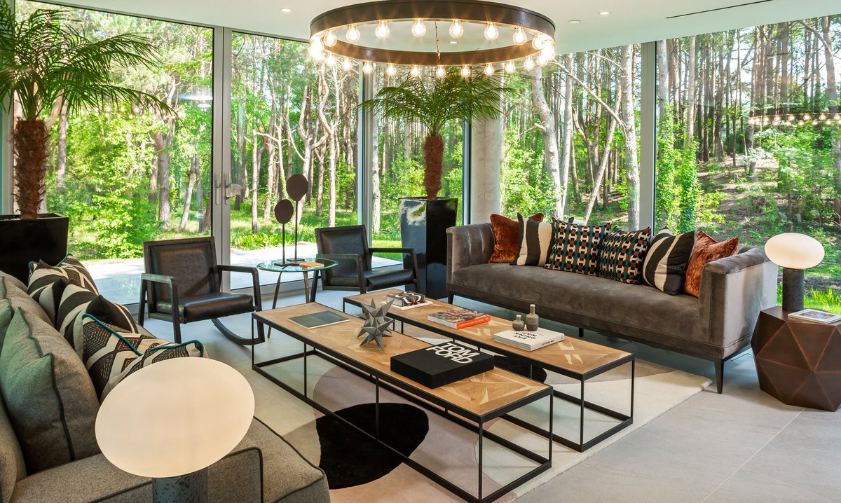 infoaji's tweet image. Verdant #greenery pops against warm hints of brass and burnt orange within our #design - the aged iron Roark #chandelier by @RalphLauren adds chic charisma, whilst the #luxury @Eichholtz_bv Raffles #sofa adds a touch of #glamour. 
-
aji.co.uk #interior #livingroom