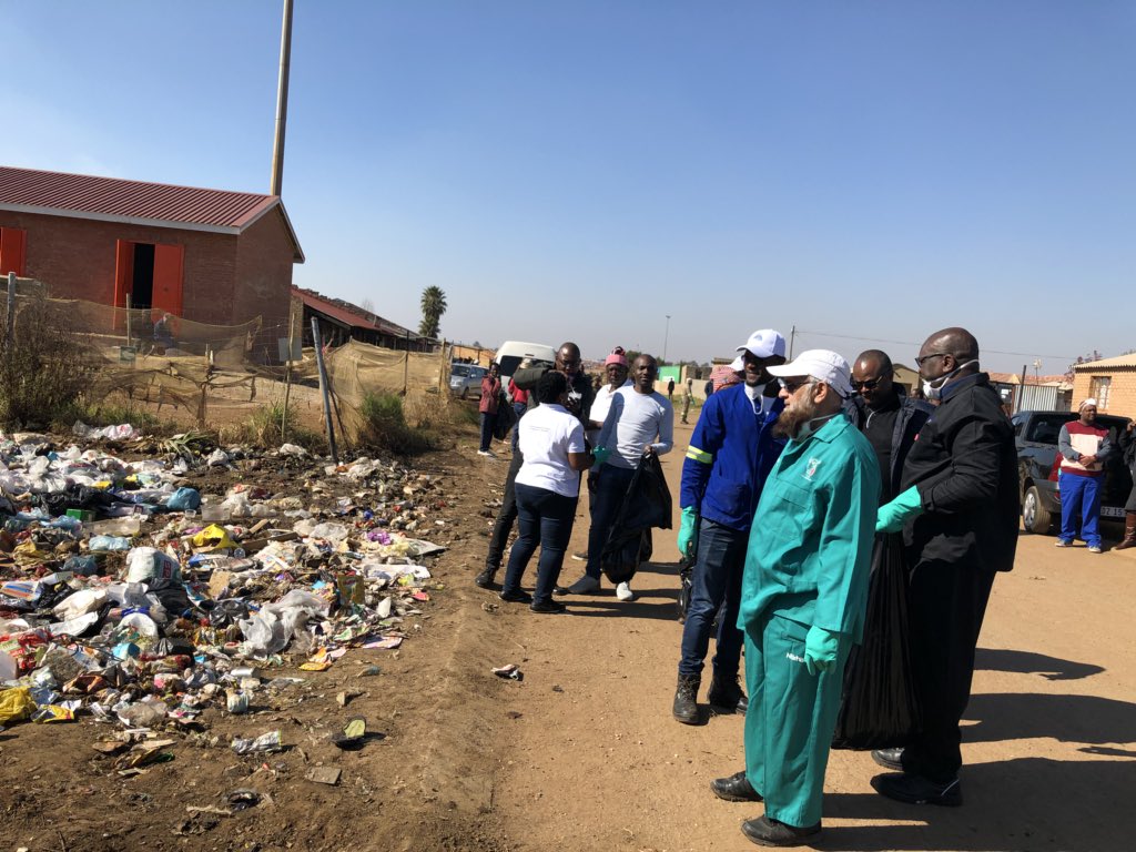 GautengProvince's tweet photo. Today we are cleaning up in Evaton, Sebokeng #NtirhisanoCleanup https://t.co/XWP9Bvdsi6