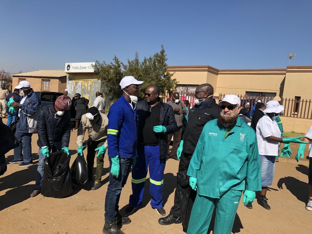 GautengProvince's tweet photo. Today we are cleaning up in Evaton, Sebokeng #NtirhisanoCleanup https://t.co/XWP9Bvdsi6