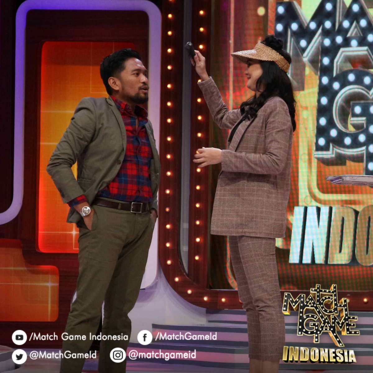 MatchGameId's tweet photo. Ada apa nih di antara Darto dan Luna Maya? Ngapain ya mereka di panggung #MatchGameGTV? Inget sama anak istri di rumah lho Darto.. Kalau mau tau apa yang akan terjadi, saksikan ya malam ini jam 22.00 WIB hanya di @OfficialGTVID! https://t.co/qkfo0KO6W5