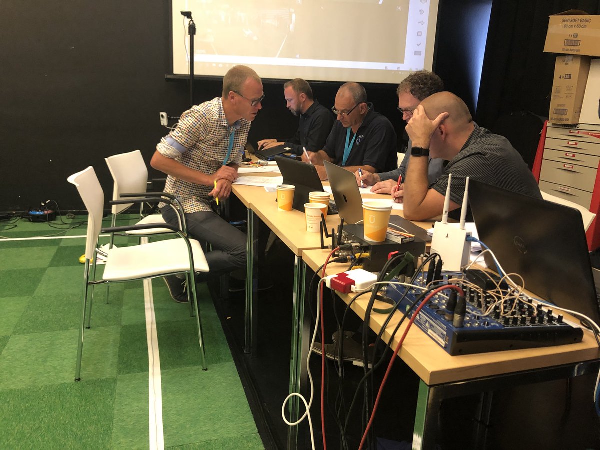 Ambu_Academie's tweet photo. Juryberaad; welk team mag zich winnaar noemen van Venticare Reanimatie Competitie Ambulance 2018? #Venticare2018 #VRC2018 #dmvda https://t.co/8rA4vPfw7v