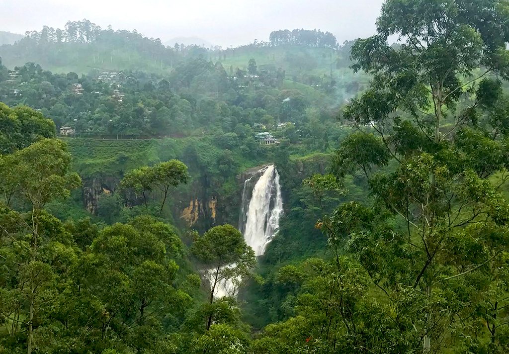 distantfrontier's tweet photo. It's hard not to be awestruck by the infinite beauty of the tiered formation of Devon Falls in Sri Lanka. Named after the British coffee planter, Mr. Devon whose cultivations and plantations are nearby the fall, it is a sight not to be missed.
#travel #srilanka #Devonwaterfall https://t.co/XeHY52IvFS