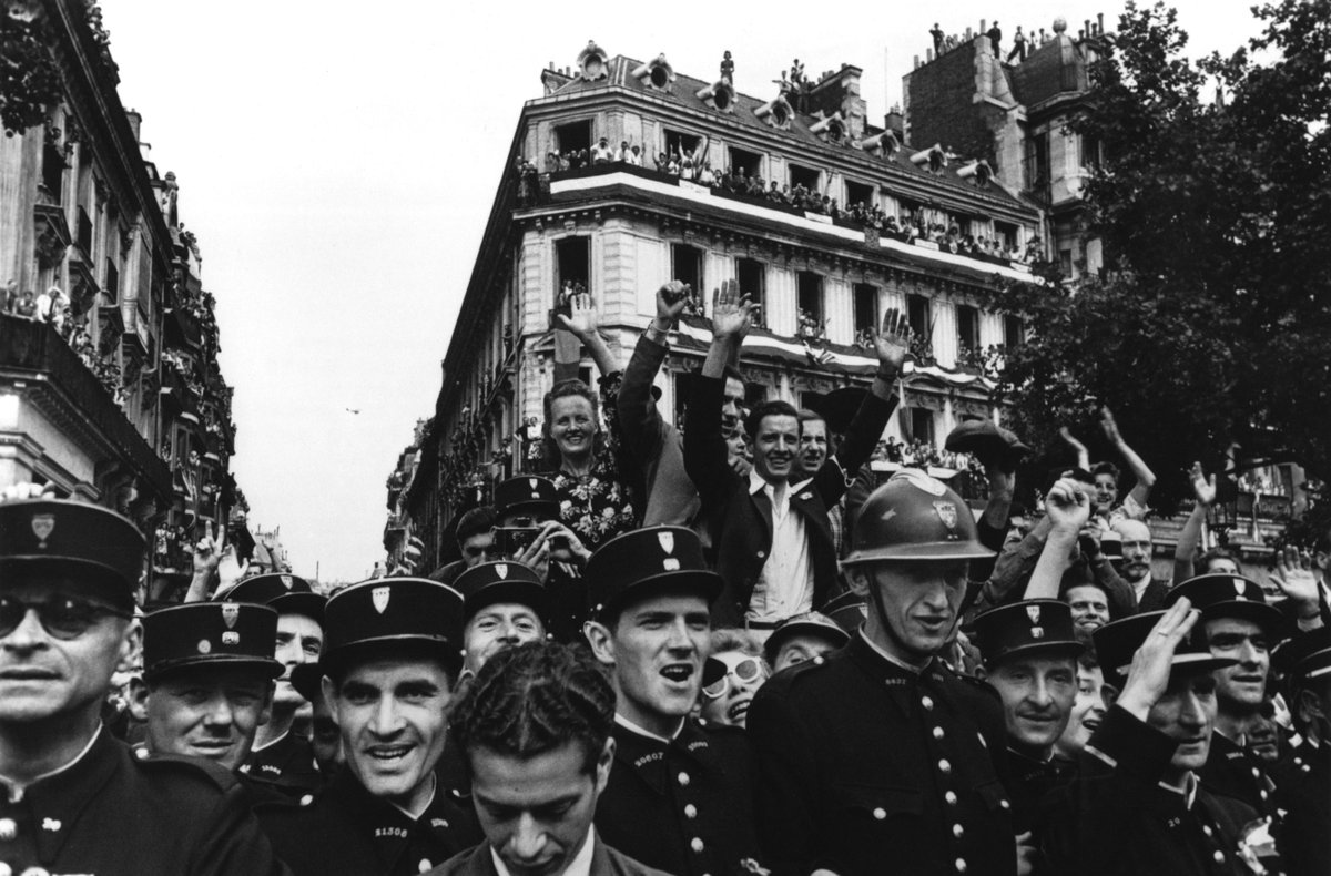 Tasveer_Arts's tweet photo. From #StuartFranklin’s image of #TiananmenSquare in 1989, to #BruceDavidson &amp; #LeonardFreed’s #photographs of the US Civil Rights movement, &amp; #RobertCapa’s image of the liberation of #Paris in 1944, shop the #Magnumsquare Print Sale until 8th June only: https://t.co/6nNFYdBiBq! https://t.co/i9nlQ1WjF9