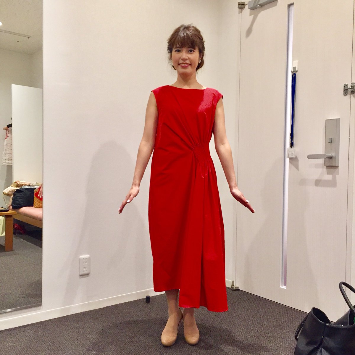 真っ赤なアシンメトリーのワンピースを着た神田愛花アナの画像