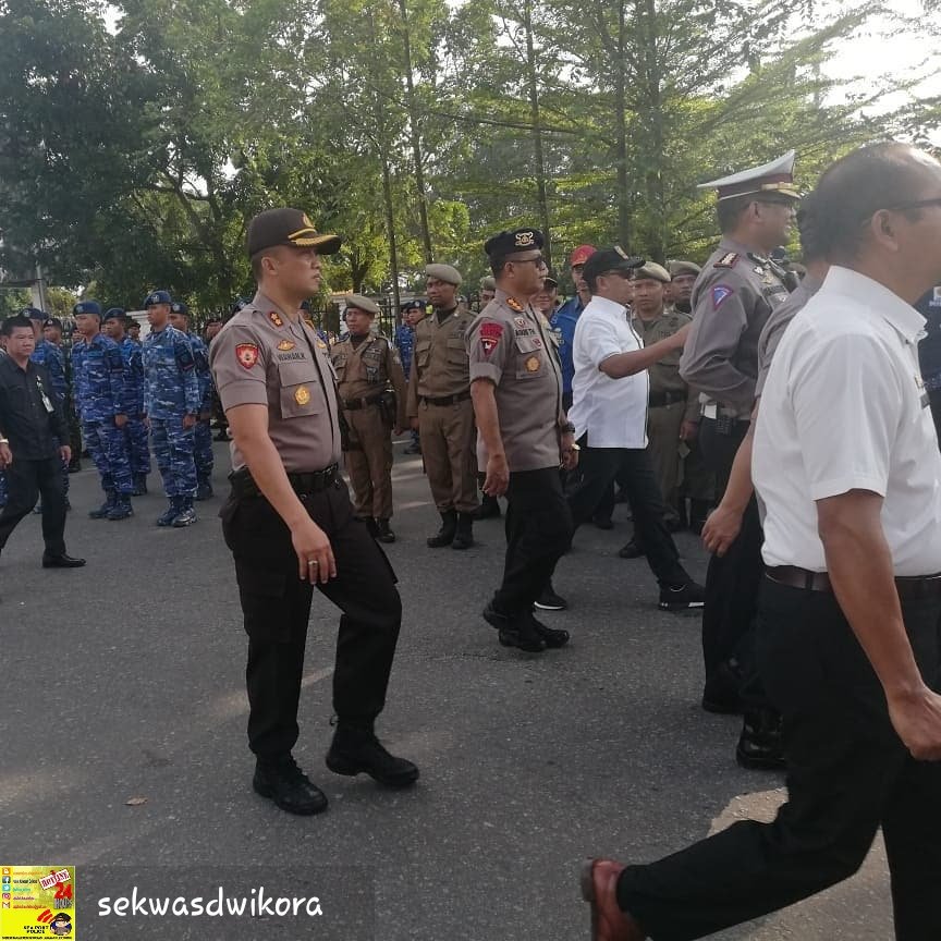 SabharaPtk's tweet photo. Apel Gelar Pasukan Operasi Kepolisian Ketupat Kapuas 2018 Polda Kalbar
#poldakalbarberkibar #zeroillegal #zerotolerance #thebestpol #viral #polisiindonesia #pontianakinformasi https://t.co/TLdIpq3HEt