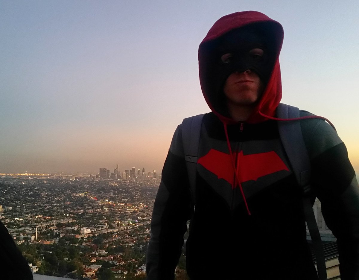 David_J_Austin's tweet photo. I'm Batman ๐ฆ.... seriously was an Awesome view ! Who's your favourite Super hero ๐ค
#wbwย #Batman #Actorslife #LosAngeles
#qldtalent #singer #instalike #potd #dreamsย #trip #photooftheday #lonelyplanet #stunts #filmindustry #lookout #actionhero #flamingfurnacefilms #HTSTAWS https://t.co/1oJZVnFNdo