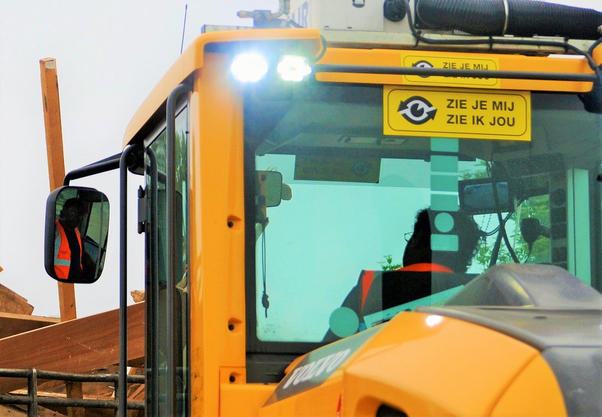 Zie je de chauffeur via zijn buitenspiegel? Dan ziet hij jou! Veiligheid geniet extra aandacht binnen de afvalbranche deze week. #veiligwerken