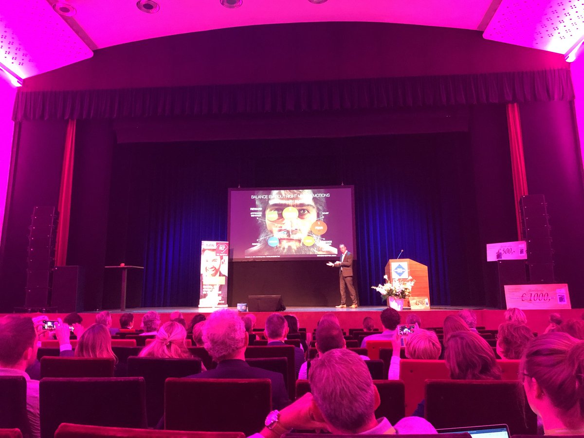 Het belang van food volgens Erik Schoppen #gedragsonderzoeker RUG: 1. Met eten bevestig je de relatie met elkaar. 2. We zijn altijd op zoek naar eten en seks #AFT18