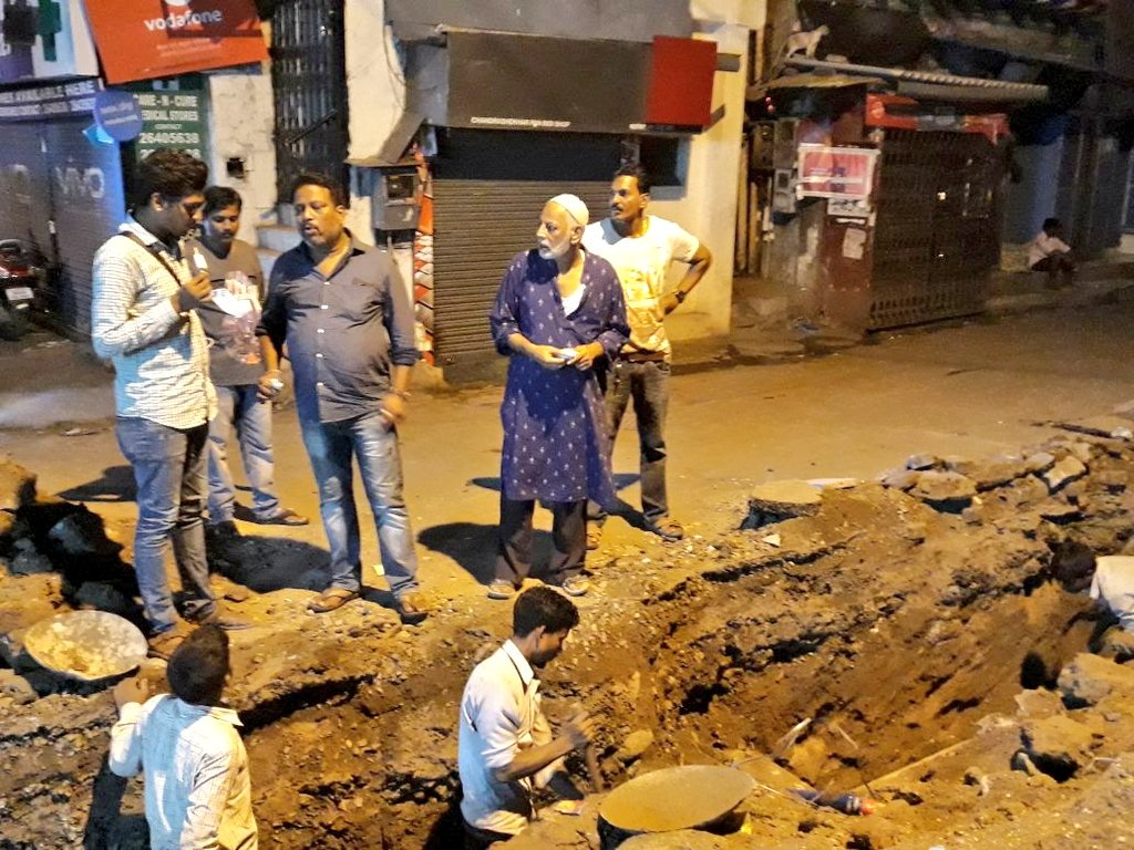 CommunityBandra's tweet photo. Chapel Road Update : Work at the entrance of #BazarRoad #Bandra West being carried out by @MCGM_BMC contractor to connect the SWD of #ChapelRoad. Once this work is completed Chapel Road will be opened for vehicle access. #betterroads #bandramatters #MumbaiMonsoon #MumbaiRain https://t.co/cgd9z5jaGK