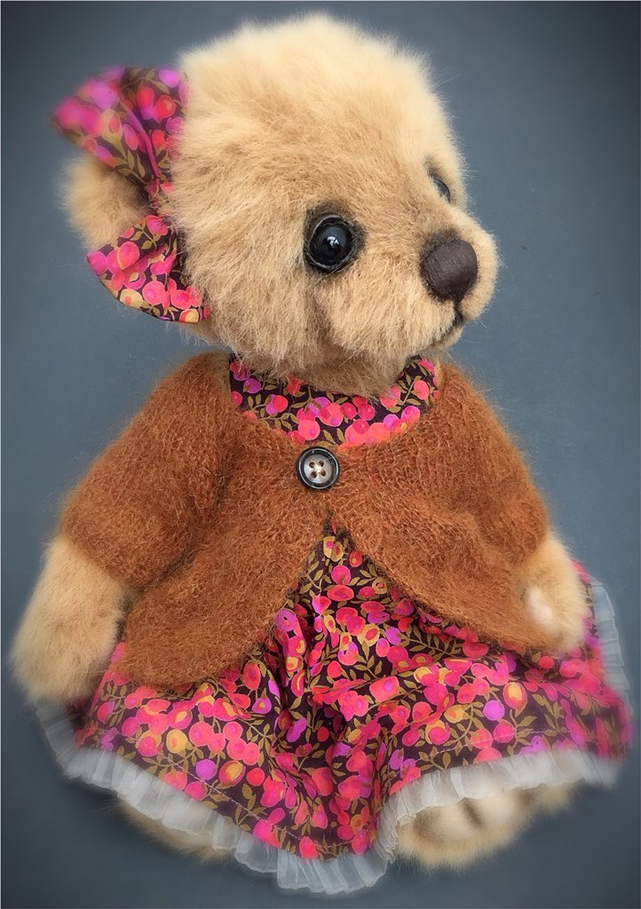 threeoclockbear's tweet image. Evie