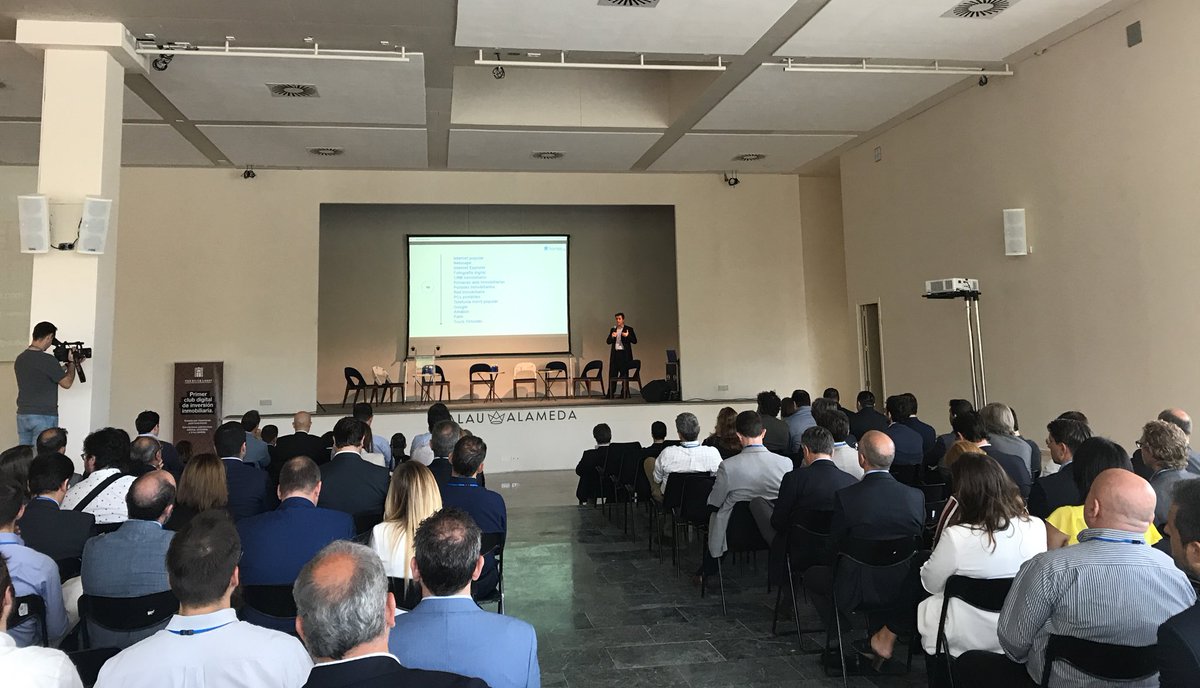 realistico_es's tweet photo. Comienza Sergi Lago de @homes_ag en #proptechvalencia con un repaso interesante de las tecnologías existentes en el mercado y el motivo por el que muchas no se aplicaron antes ¡seguimos! https://t.co/8WKHoiLZKP