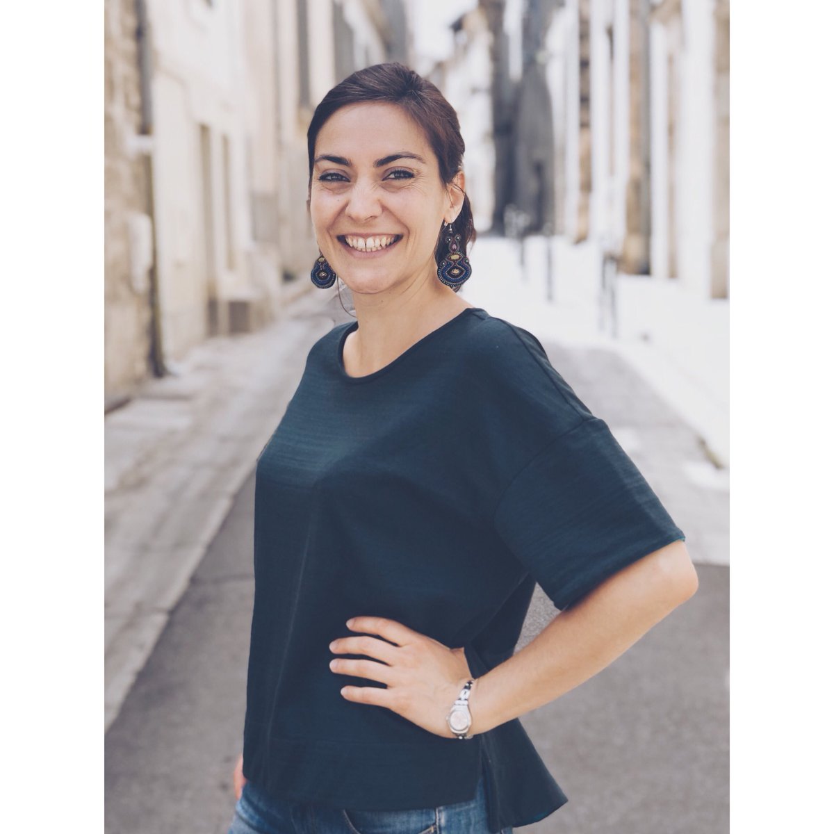 Si j'avais une baguette magique je m'acheterais un petit voilier et filerais faire un tour en mer Méditerranée à la découverte de tous ces pays où l'on mange bien !
| Clémence, 31 ans
Médiatrice culturelle à la #FondationVanGogh
Arles, France |
#allaroundthegirlstories