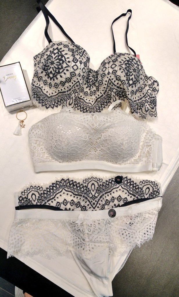 How about this? 😱In #love with the #monochrome #romantic #eyelashlace! 😍💞A real #musthave and true #gem to your #collection! 👌#Hunkemöller #lingerie #wearingsets #ophelia #keshia #lace #hkmacademy #sheropower #summerstartshere #doutzensummerstories #balcony