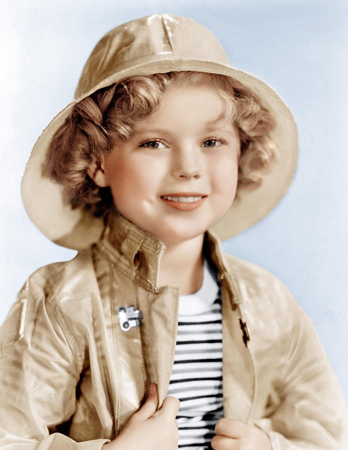 ClassicHWLingLy's tweet photo. Shirley Temple จากดาราเด็กผู้เป็นตำนานในยุคทองฮอลีวูด สู่การเป็นเอกอัครราชทูตสหรัฐ เธอเล่นหนังครั้งแรกตอนอายุ3ขวบ เซ็นสัญญากับค่ายFox และภายในเวลาสิบปี เธอมีผลงานการแสดงไม่น้อยกว่า45เรื่อง ประกบดาราใหญ่มากมาย หนังทำเงินมหาศาลส่วนใหญ่บทบาทของเธอจะเป็นนักแสดงนำเด็กก่อนวัยเข้าเรียน https://t.co/szkROhZwJs