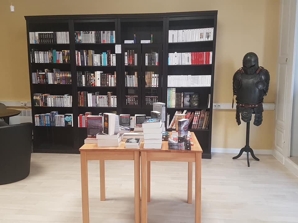 Legendarium_Lib's tweet photo. Pour ceux qui n'ont pas encore découvert la boutique, voici un petit aperçu de l'intérieur ! N'hésitez pas à passer ! @VilleArras @Legendarium_Lib 📚🐲 https://t.co/SUxN1wDhT9