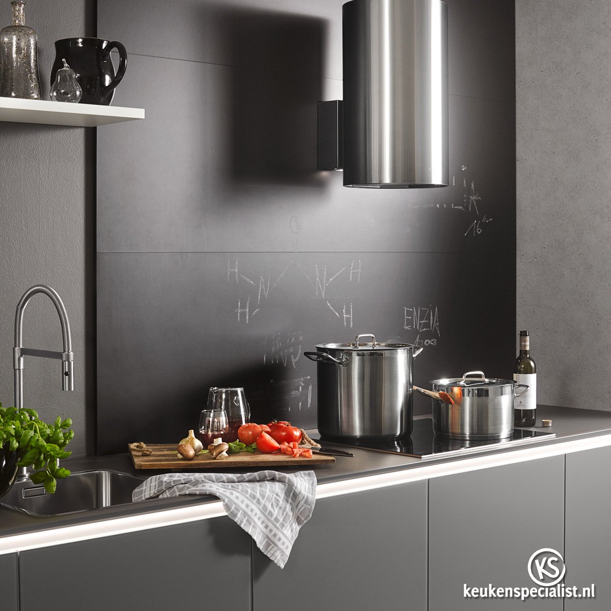 Zwarte #keukens zijn het weer helemaal: #modern en een ware #eyecatcher in je #interieur. Deze prachtige keuken van #Nolte maakt het af met een sfeervolle LED-strip onder het #keukenblad.
keukenspecialist.nl